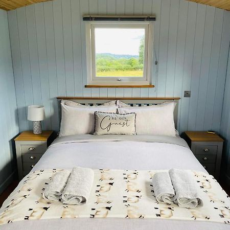 Bespoke Luxury Huts With Hot Tubs. Located In The Black Mountains. Llanveynoe Exterior photo