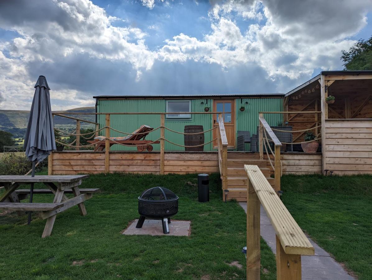 Bespoke Luxury Huts With Hot Tubs. Located In The Black Mountains. Llanveynoe Exterior photo