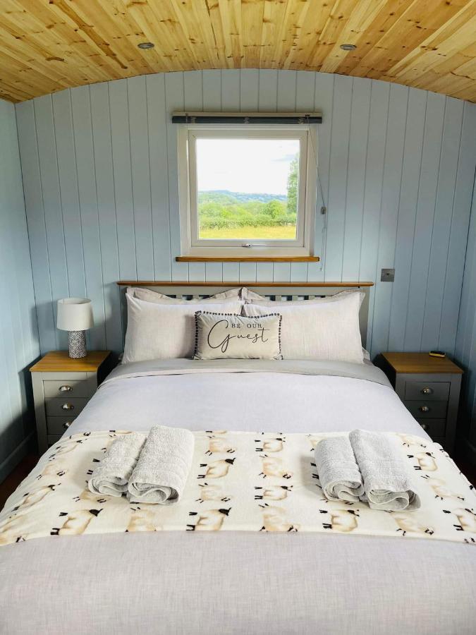 Bespoke Luxury Huts With Hot Tubs. Located In The Black Mountains. Llanveynoe Exterior photo